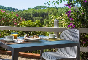 Breakfast, dinner served; Italian cuisine, garden views