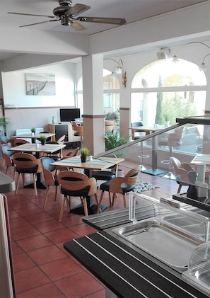Tägliches Frühstücksbuffet (16.90 EUR pro Person)