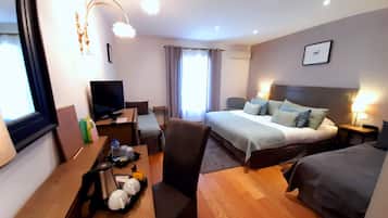 Habitación cuádruple Confort | Ropa de cama de alta calidad y minibar