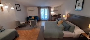 Ropa de cama de alta calidad y minibar 