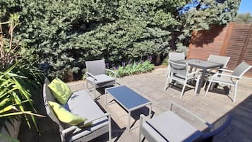 Familie suite, privébadkamer, op benedenverdieping | 1 slaapkamer, luxe beddengoed, een minibar, een kluis op de kamer
