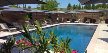 Piscine extérieure (ouverte en saison), parasols de plage