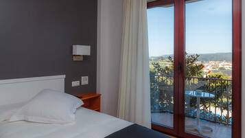 Peti besi dalam bilik, katil bayi/kot (percuma)