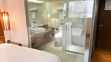 Superior Double Room | Bathroom | Hair dryer, towels, shampoo, toilet paper