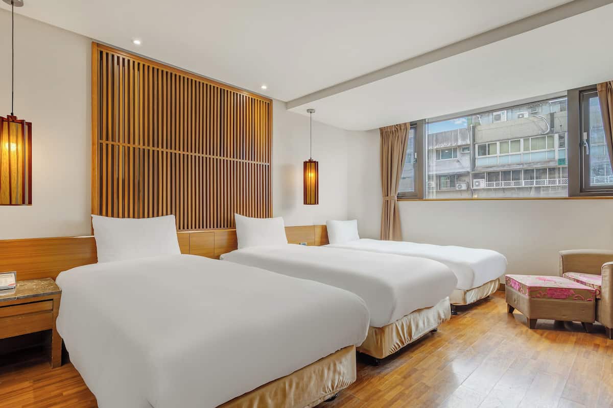 Classic Triple Room | In-room safe, desk, soundproofing, iron/ironing board