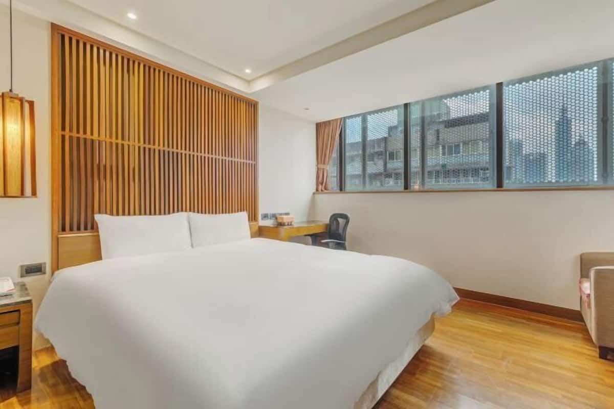 In-room safe, desk, soundproofing, iron/ironing board