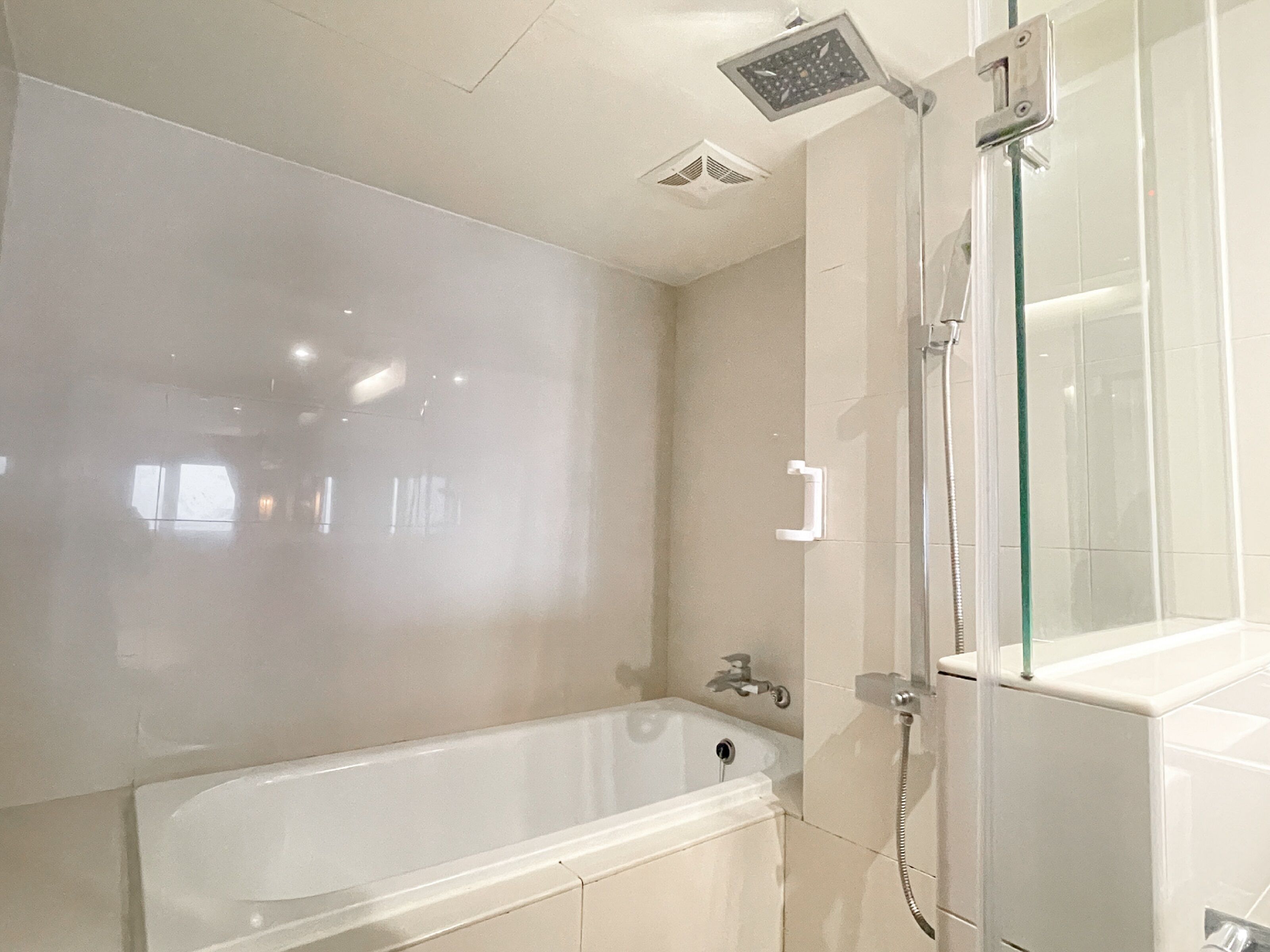 classic double room | deep-soaking bathtub