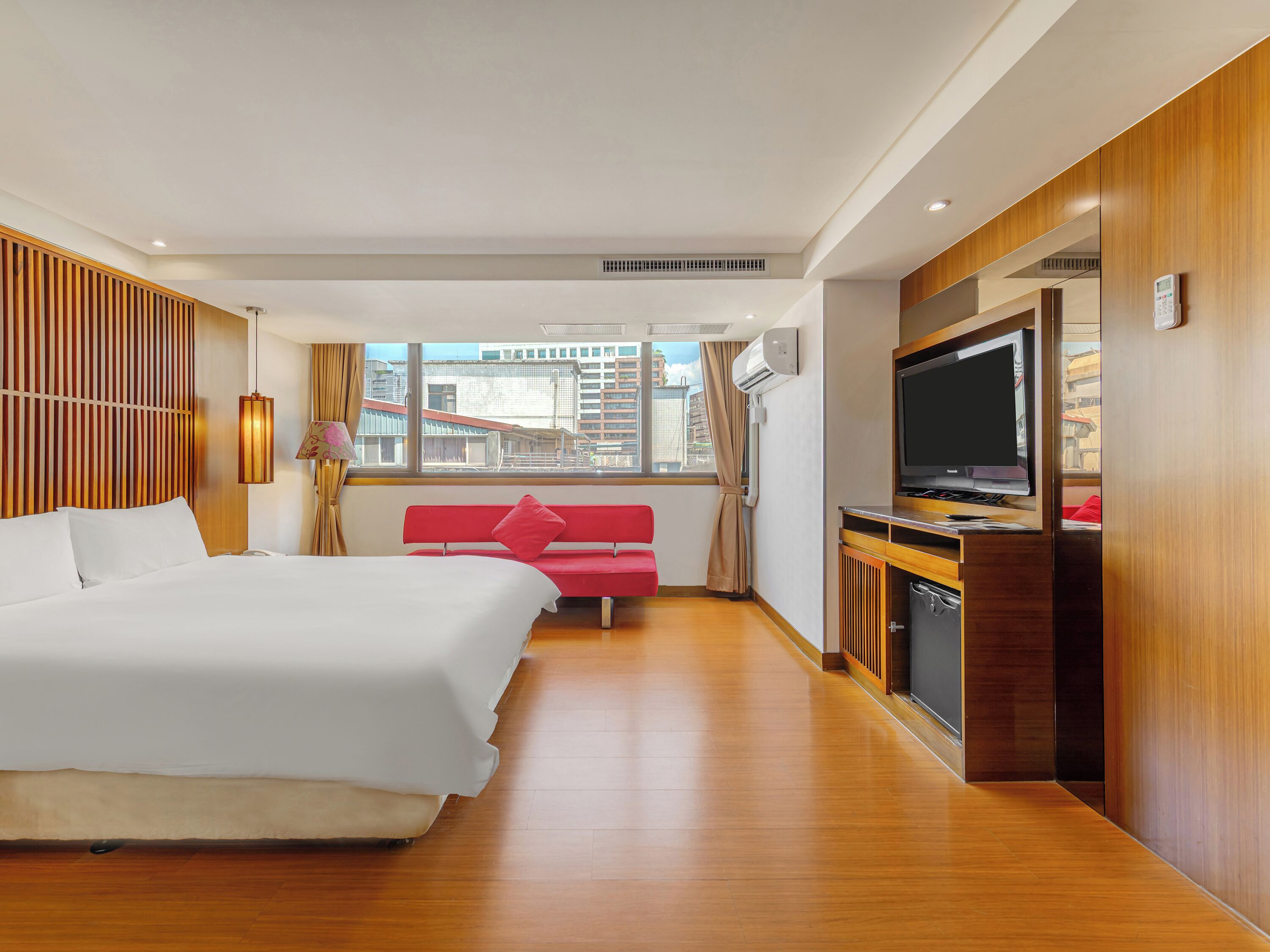 Deluxe-Doppelzimmer | Zimmersafe, Schreibtisch, schallisolierte Zimmer, Bügeleisen/Bügelbrett