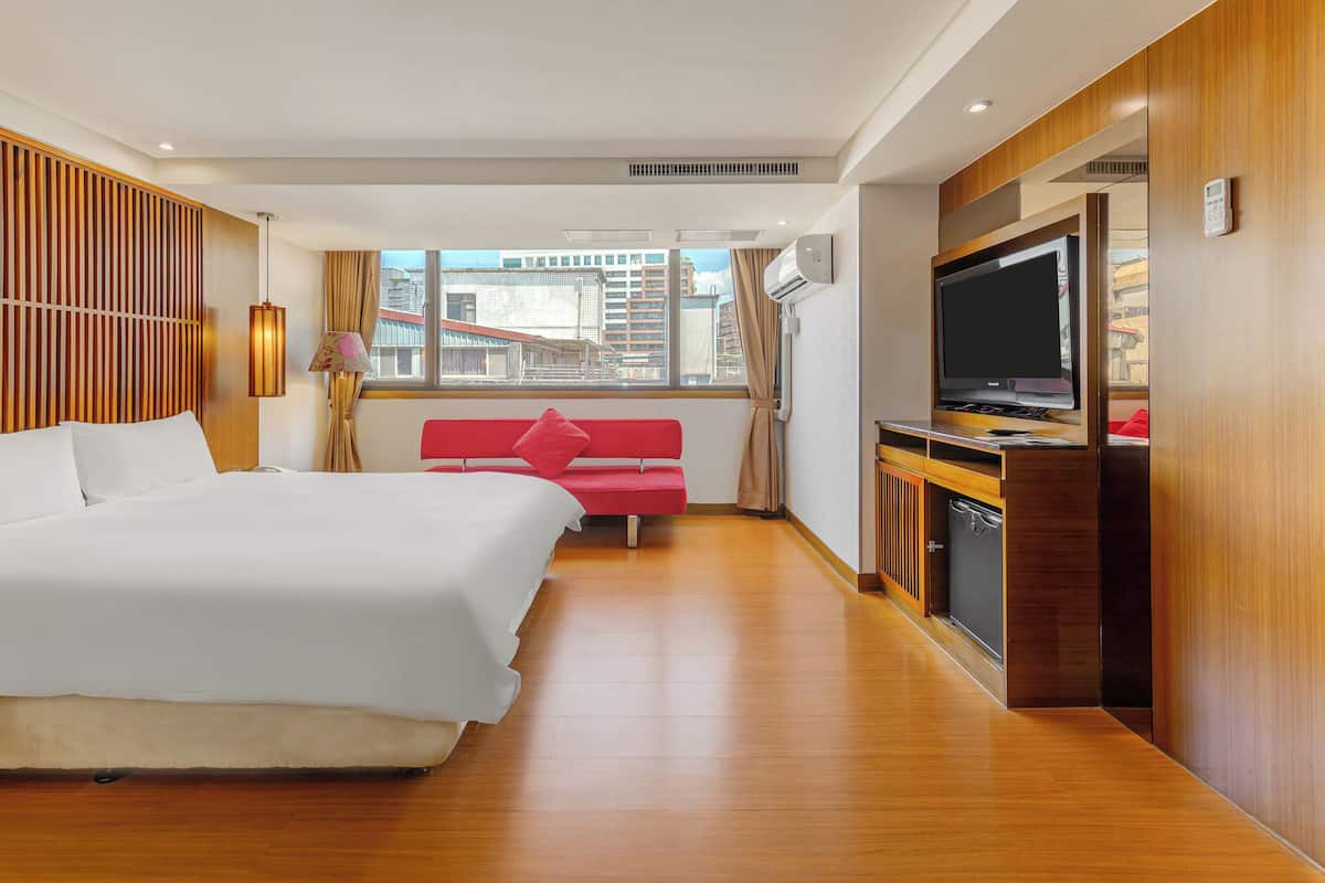 Deluxe Double Room | In-room safe, desk, soundproofing, iron/ironing board