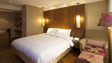 Deluxe Double Room | 1 bedroom, in-room safe, desk, soundproofing