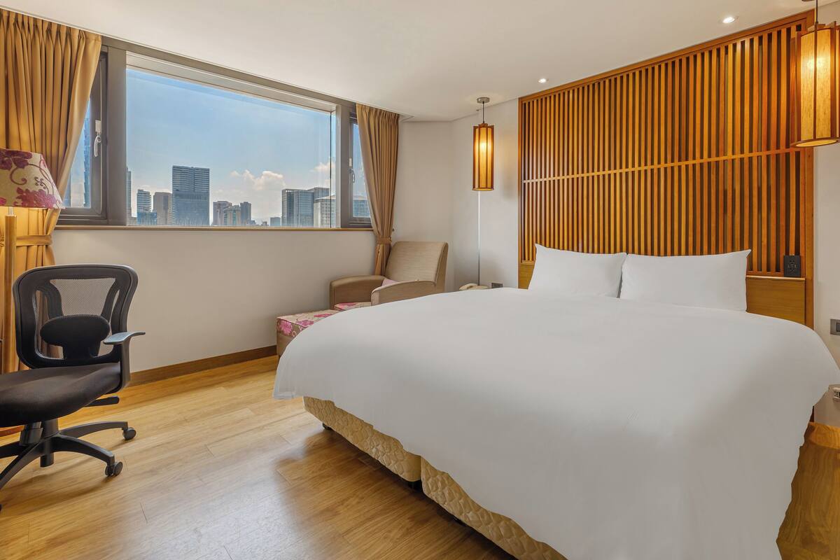 Superior Double Room | In-room safe, desk, soundproofing, iron/ironing board