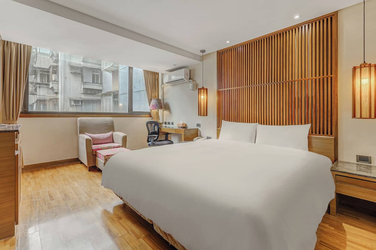 Classic Double Room | In-room safe, desk, soundproofing, iron/ironing board