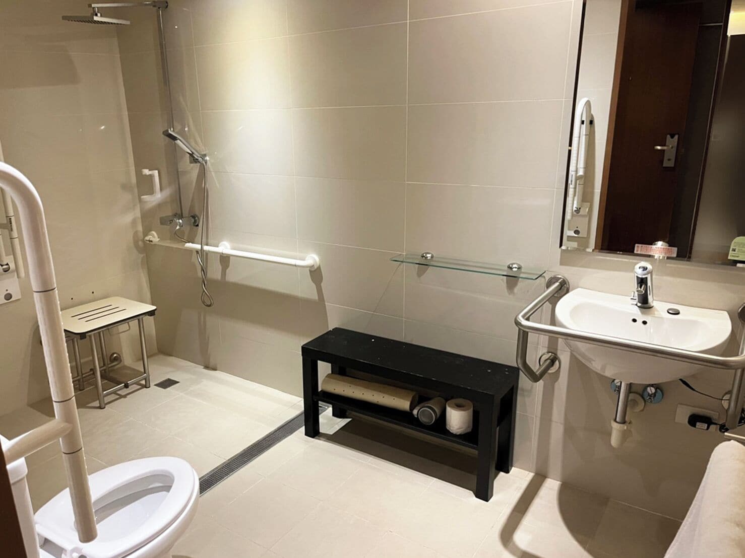 basic double room | bathroom | hair dryer, towels, shampoo, toilet paper