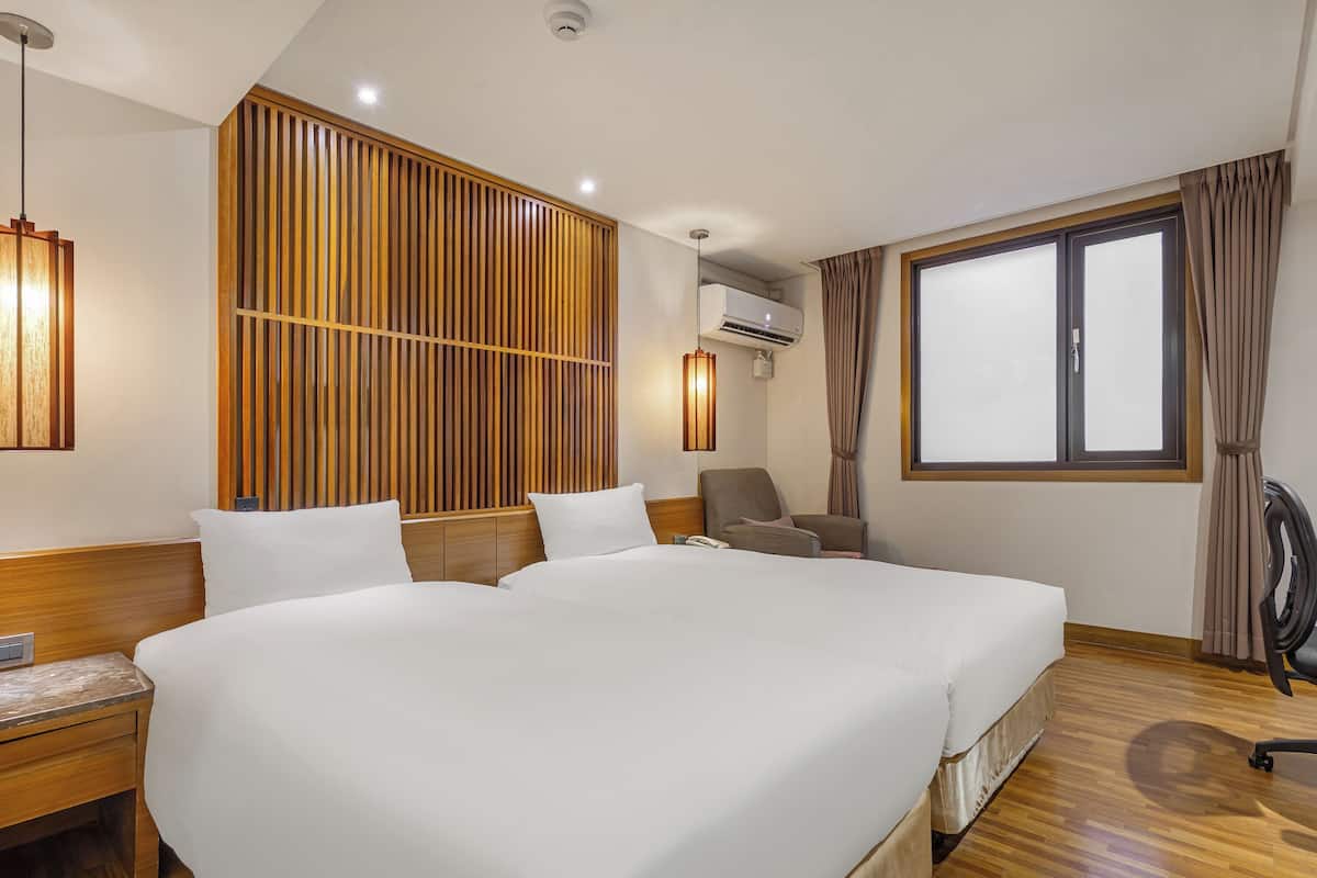 Classic Twin Room | In-room safe, desk, soundproofing, iron/ironing board