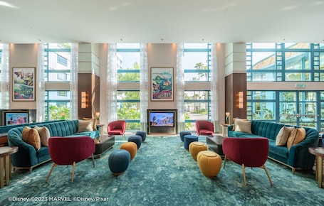 Sala de estar en el lobby. Disney's Hollywood Hotel