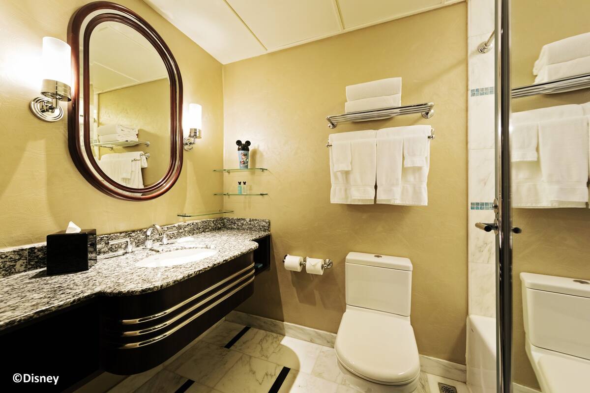 Bathroom | Combined shower/tub, hair dryer, bathrobes, slippers
