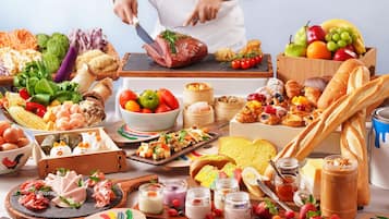 Une grande variété d’aliments, notamment des viandes, des fromages, des fruits et des pâtisseries.
