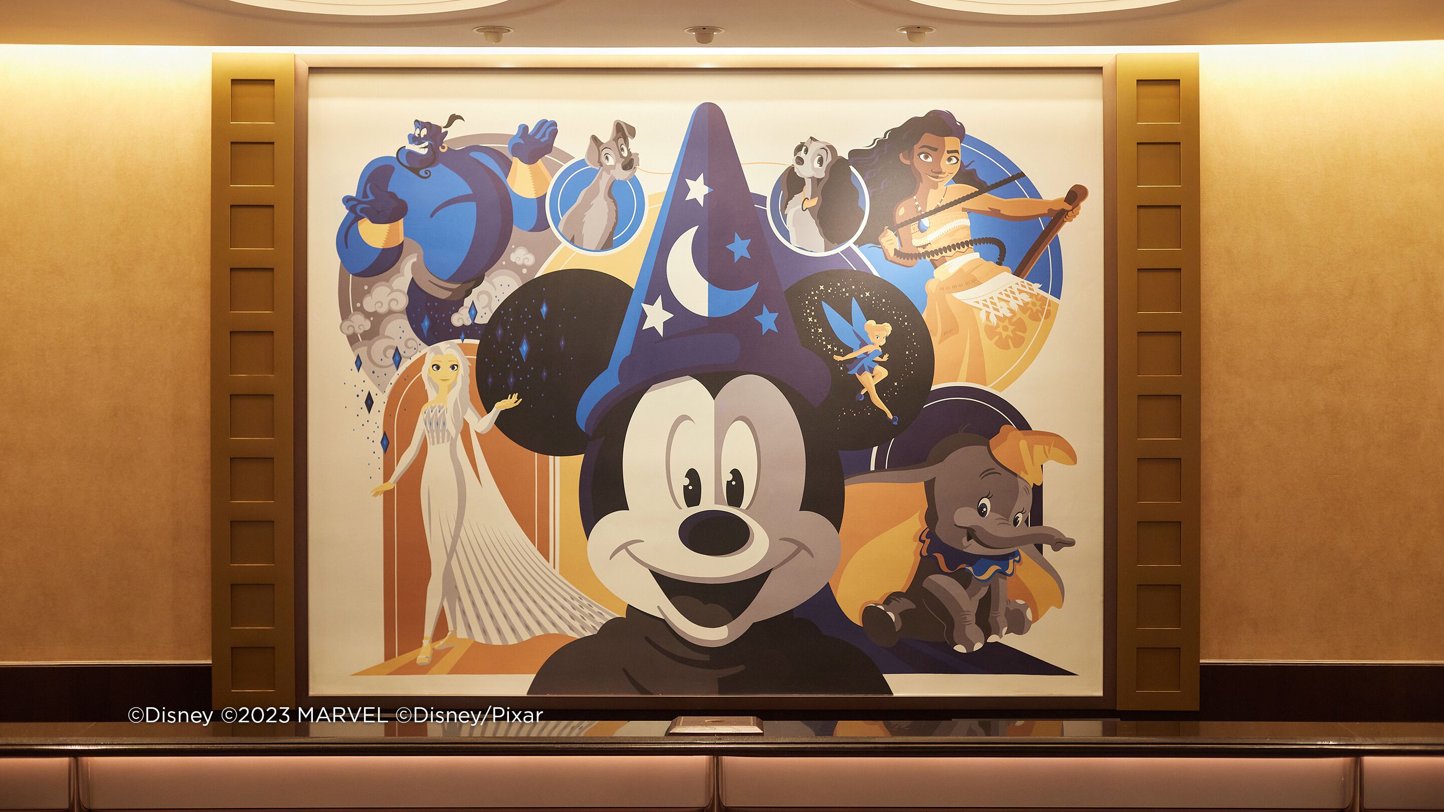 Un gran mural con temática de Disney, con Mickey Mouse en el centro, rodeado por diversos personajes de Disney.