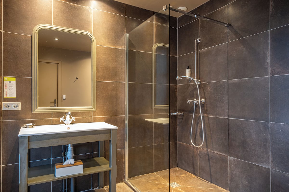 superior room | bathroom | free toiletries, hair dryer, towels