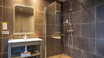 Quarto superior | Banheiro | Produtos de toalete grátis, secador de cabelo, toalhas de banho