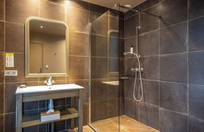 Superior kamer | Badkamer | Gratis toiletartikelen, een haardroger, handdoeken