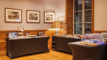 Frukostbuffé varje dag (EUR 16 per person)