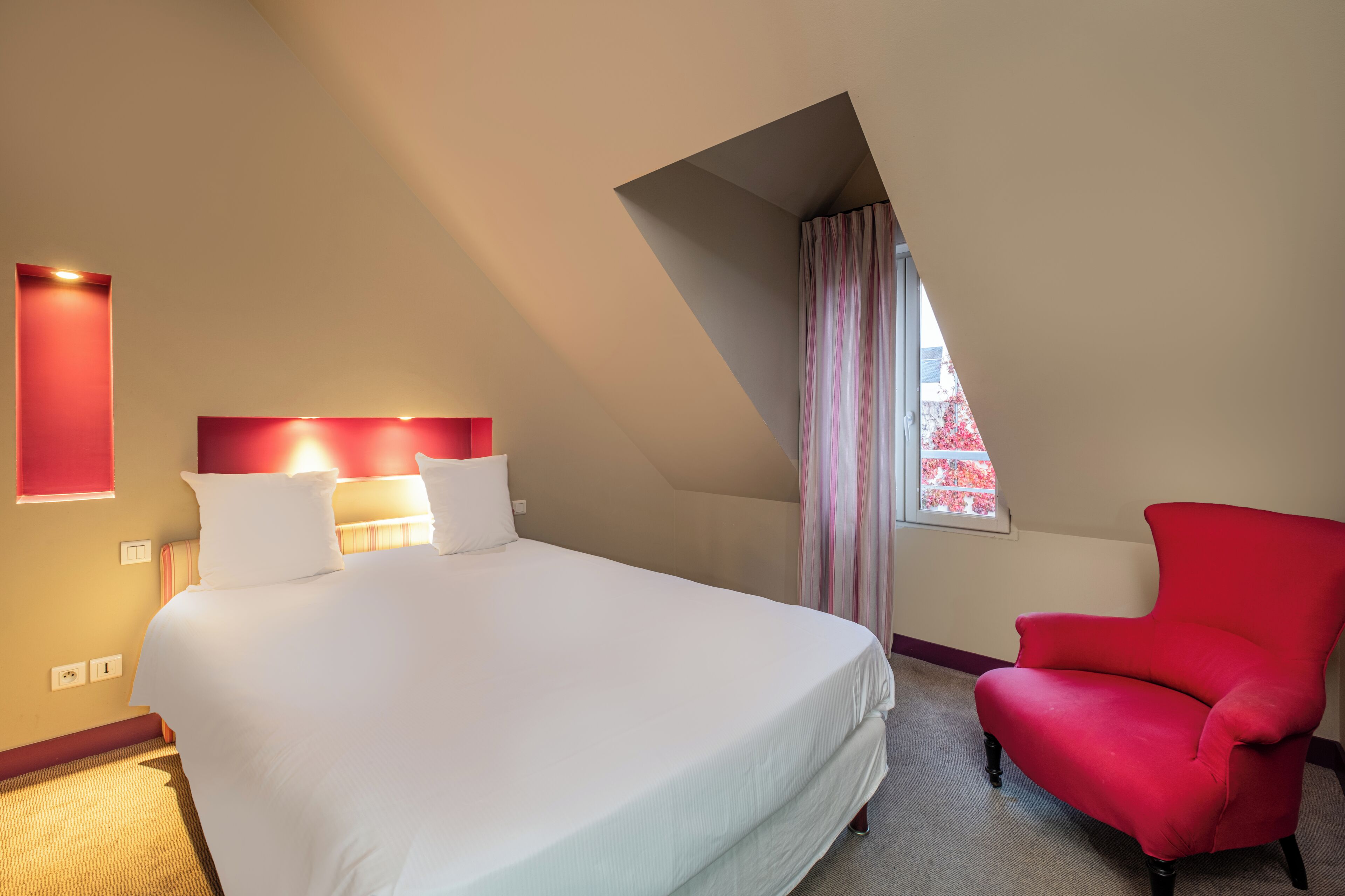 standard room | in-room safe, individually decorated, individually furnished, desk