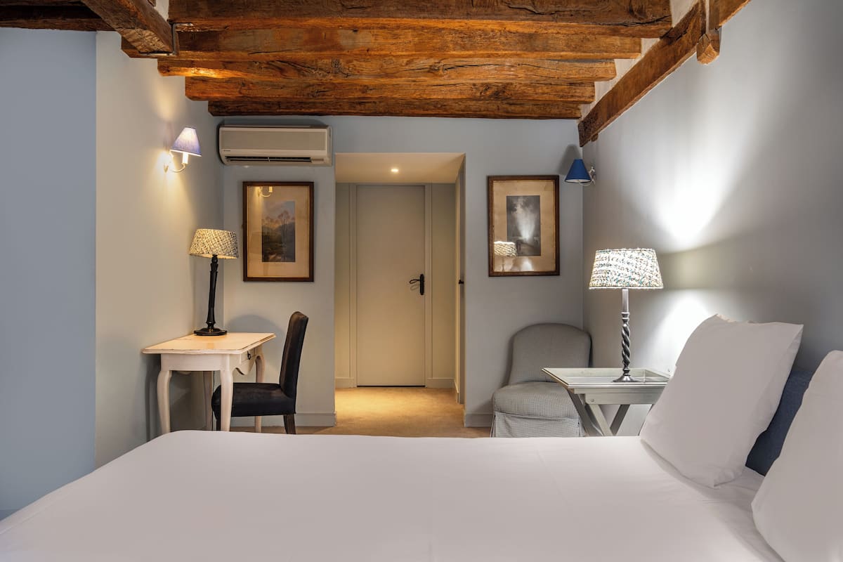 comfort room | in-room safe, individually decorated, individually furnished, desk