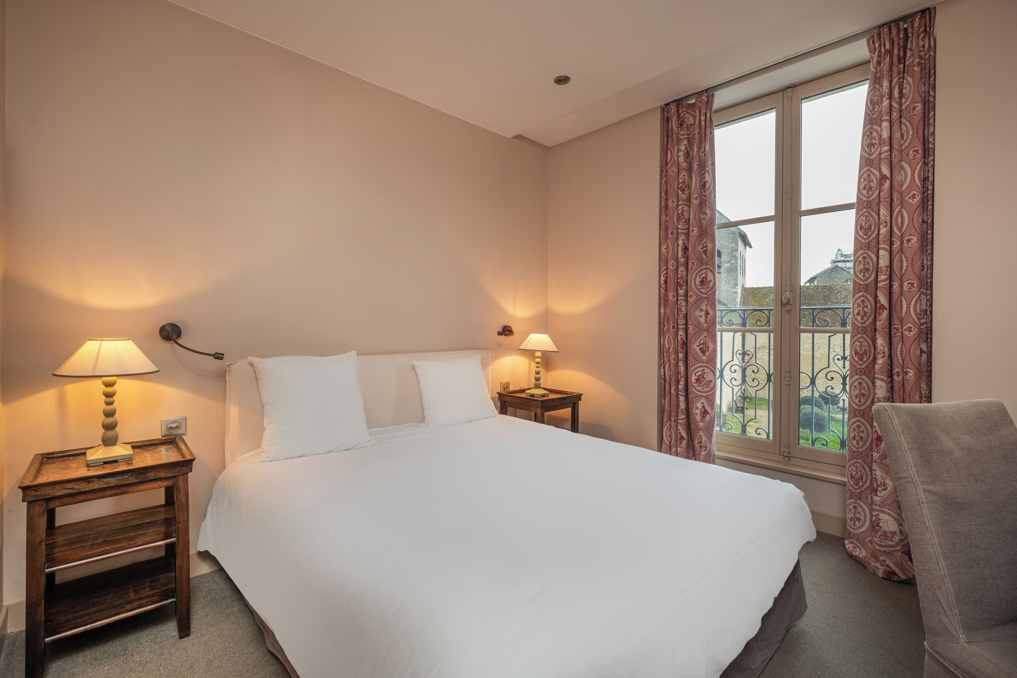 comfort room | in-room safe, individually decorated, individually furnished, desk