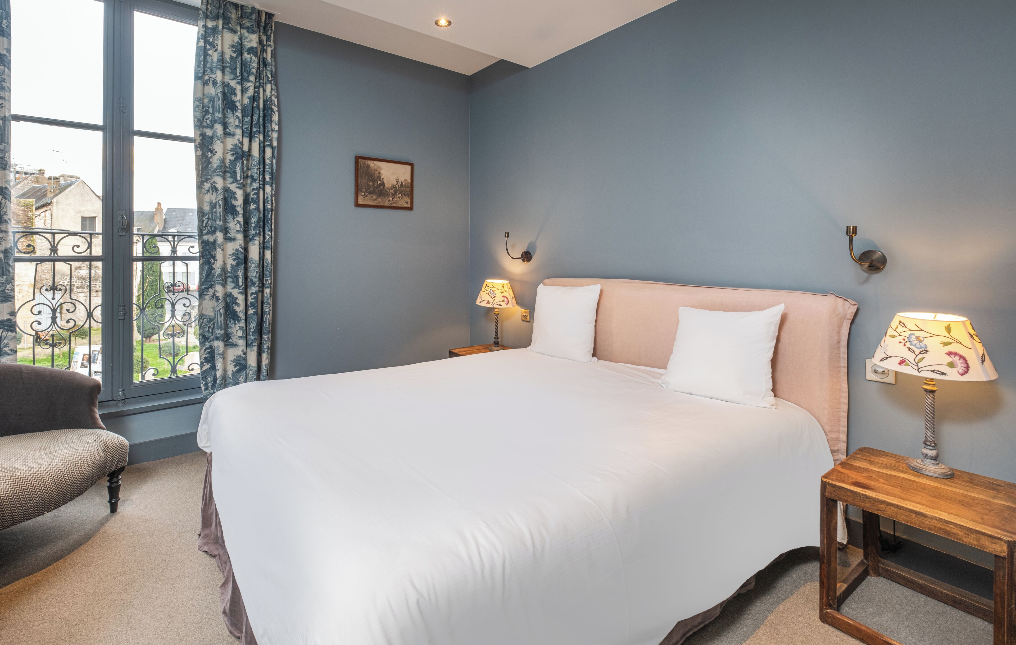 comfort room | in-room safe, individually decorated, individually furnished, desk