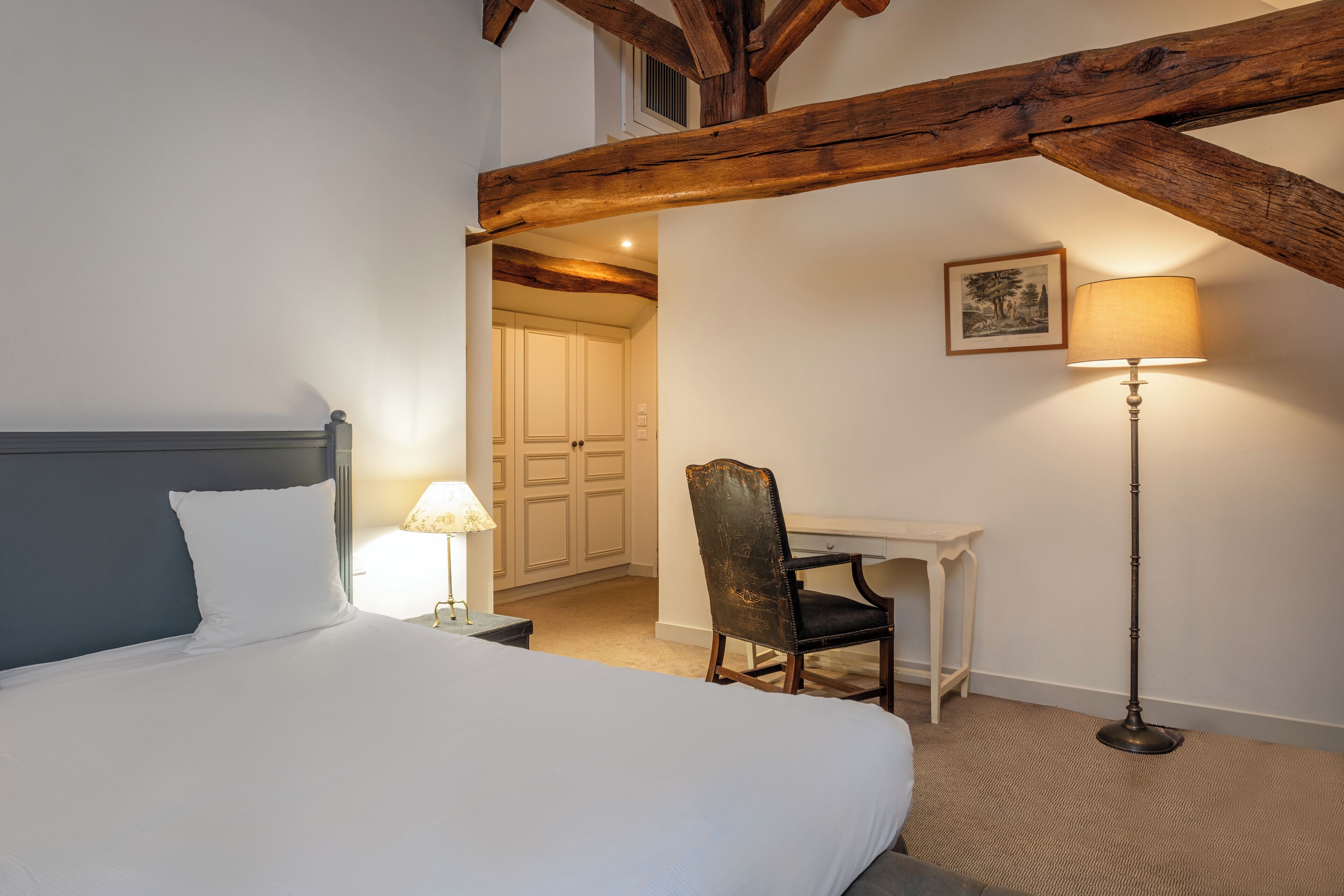 comfort room | in-room safe, individually decorated, individually furnished, desk