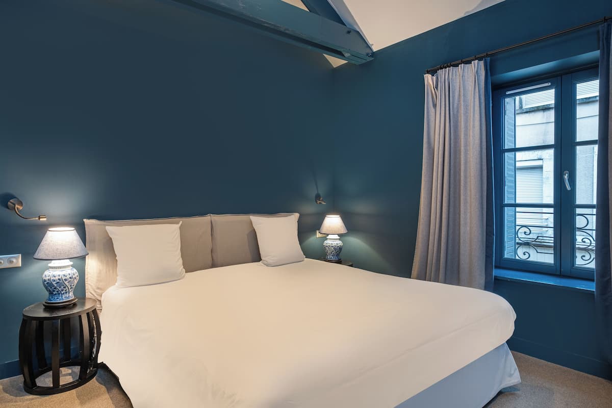 Rom – comfort | Safe på rommet, skrivebord, blendingsgardiner og lydisolert