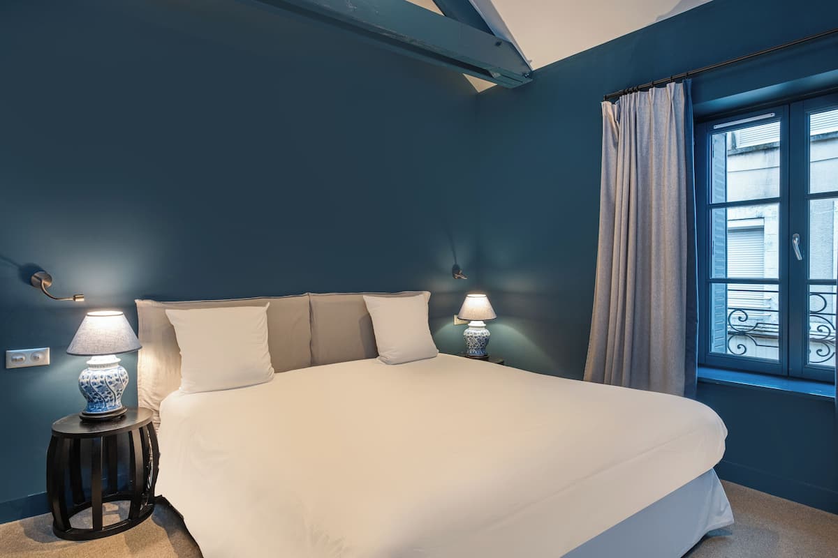 comfort room | in-room safe, individually decorated, individually furnished, desk