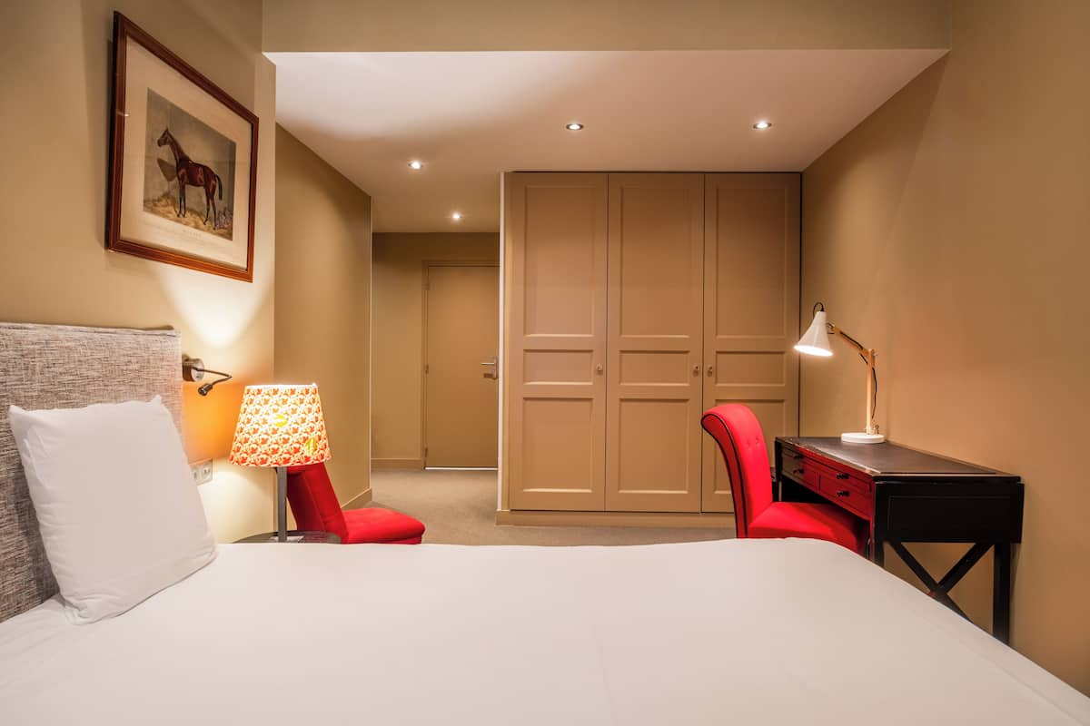 Chambre supérieure | Coffre-fort, décor unique, ameublement unique, bureau