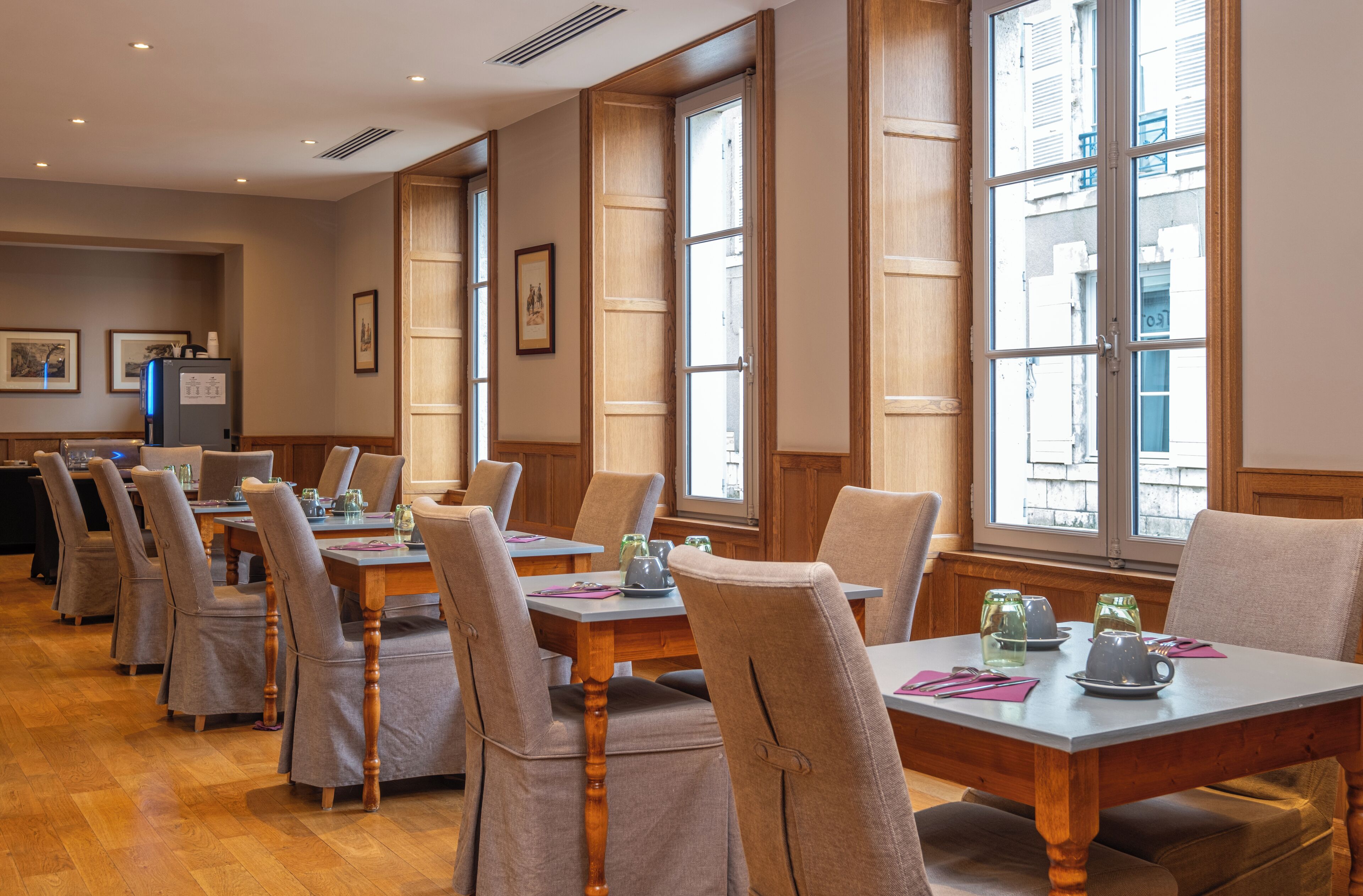 Petit déjeuner buffet (16 EUR par personne)