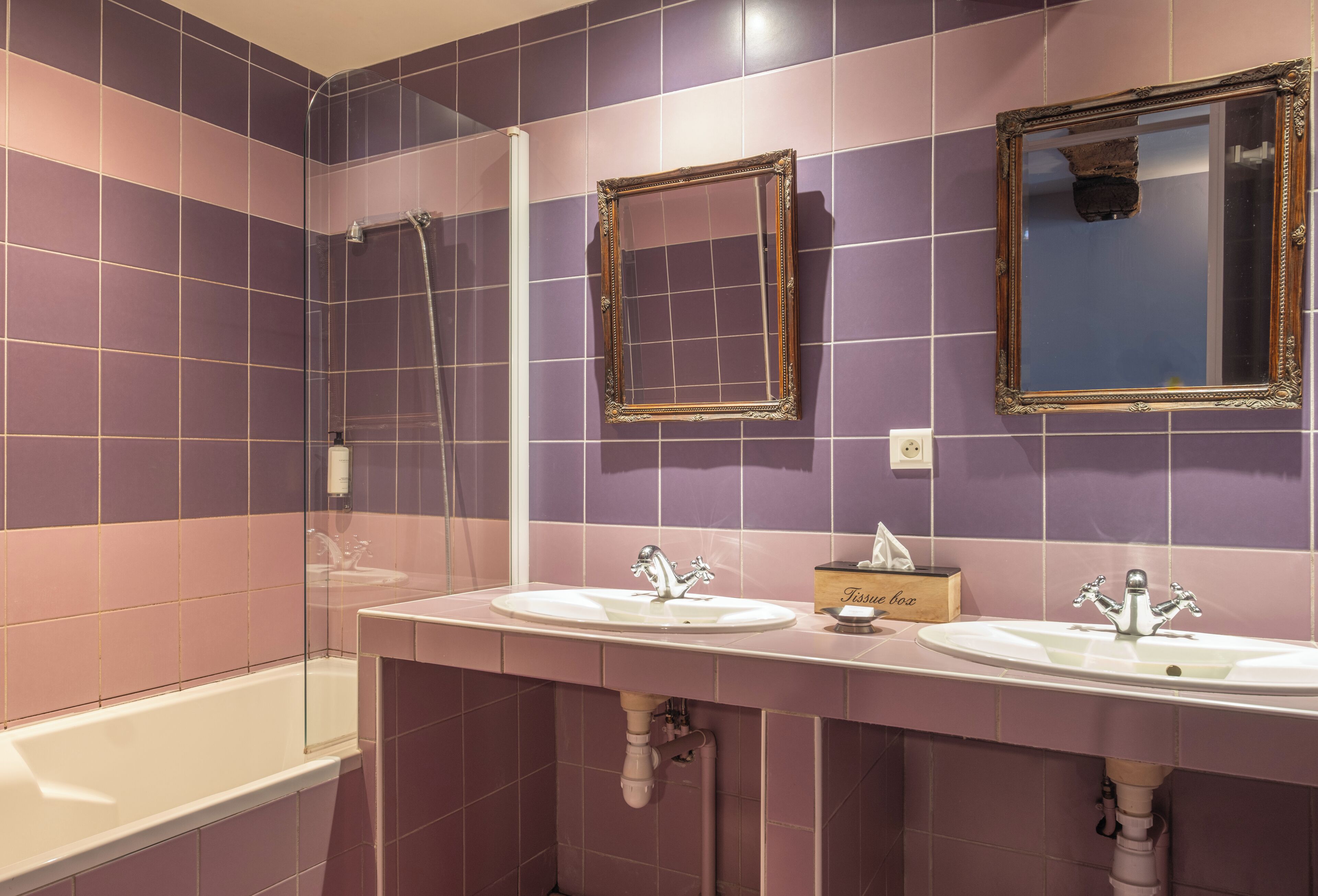 standard room | bathroom | free toiletries, hair dryer, towels