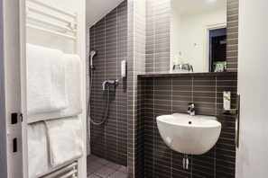 Een bad/douchecombinatie, gratis toiletartikelen, een haardroger