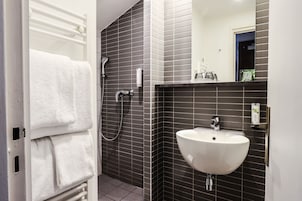 Ducha y bañera combinadas y artículos de higiene personal gratuitos