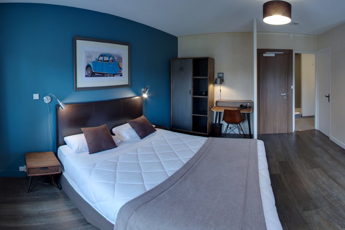 1 bedroom, premium bedding, in-room safe, desk