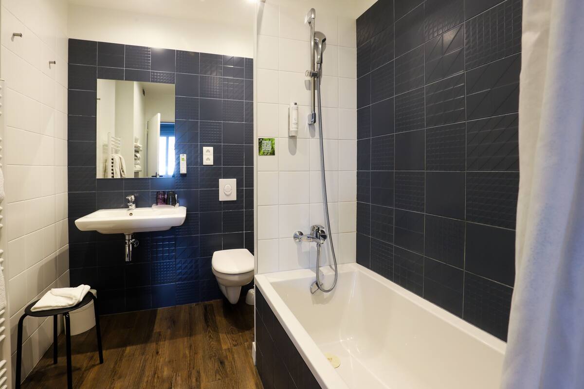 family room (5 people) | bathroom | combined shower/bathtub, free toiletries, hair dryer, towels