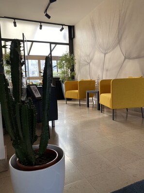 Lobby sitting area - Hôtel Des Cèdres (Orléans)