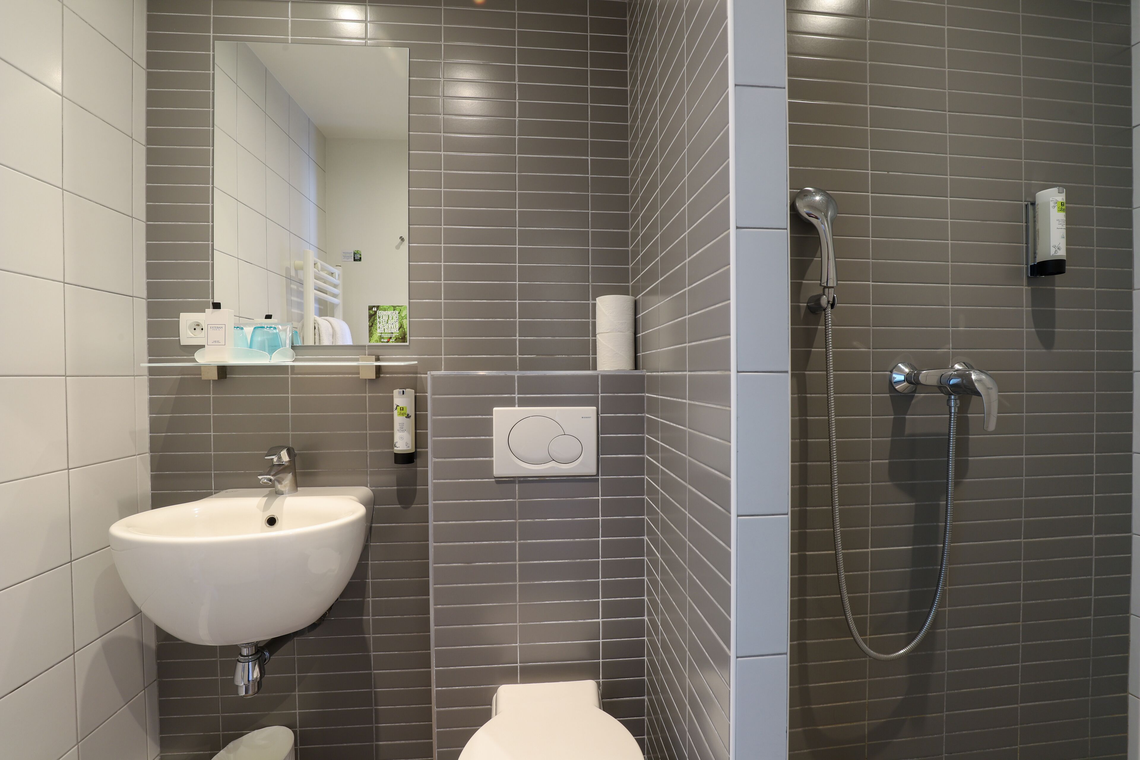 family triple room | bathroom | combined shower/bathtub, free toiletries, hair dryer, towels