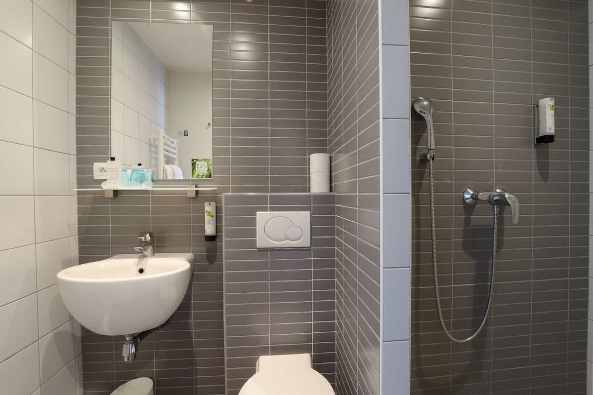 family triple room | bathroom | combined shower/bathtub, free toiletries, hair dryer, towels