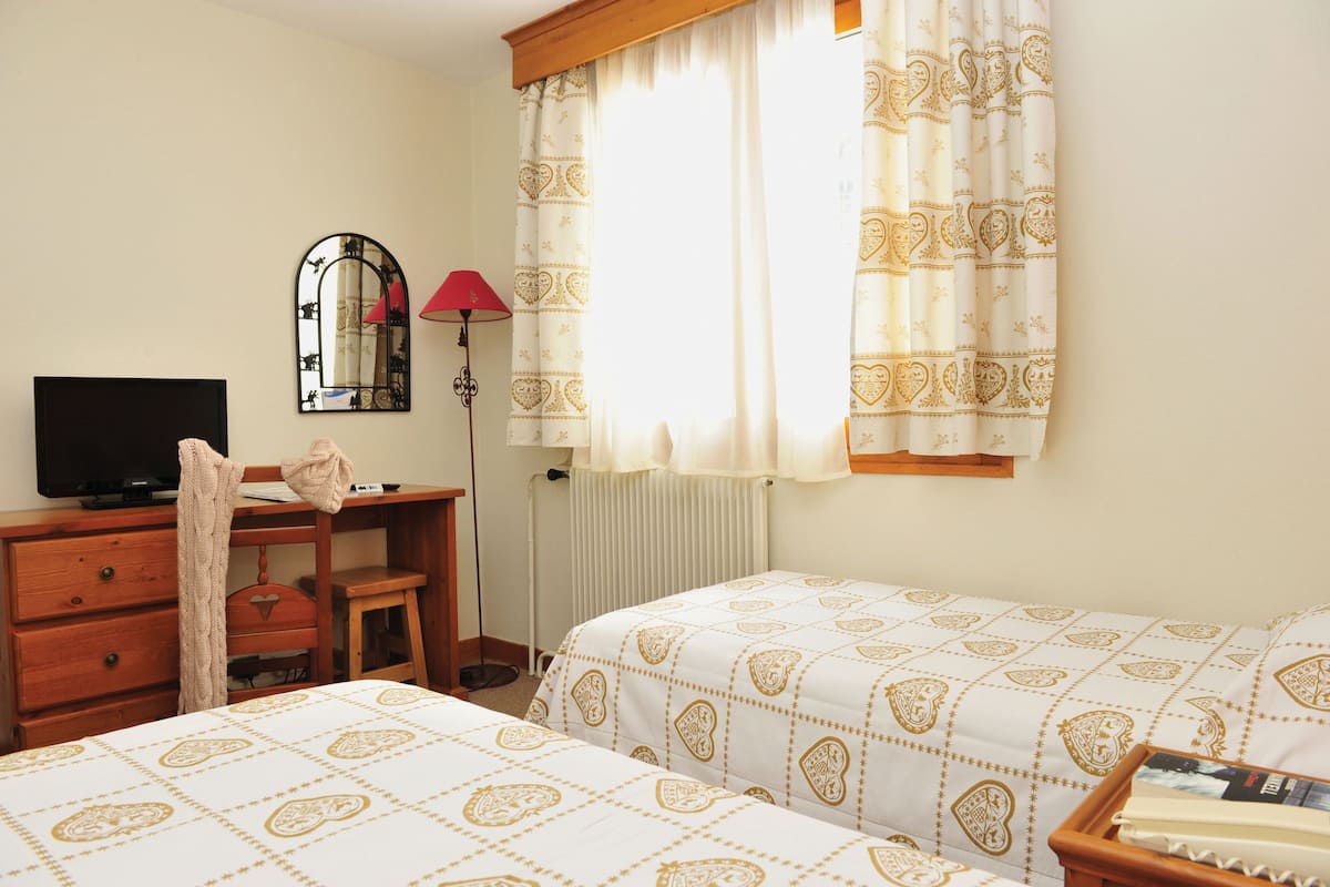 Habitación Confort doble (Christomet View / Vue Christomet) | 10 dormitorios, escritorio, sistema de insonorización