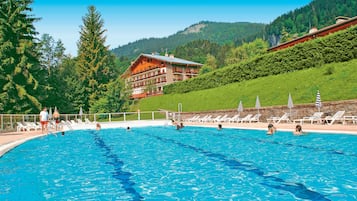 Piscina stagionale all'aperto, ombrelloni da piscina, lettini