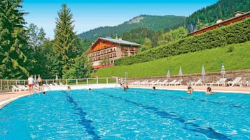 Piscine extérieure (ouverte en saison), parasols de plage