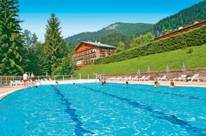 季節性室外泳池；泳池傘、躺椅