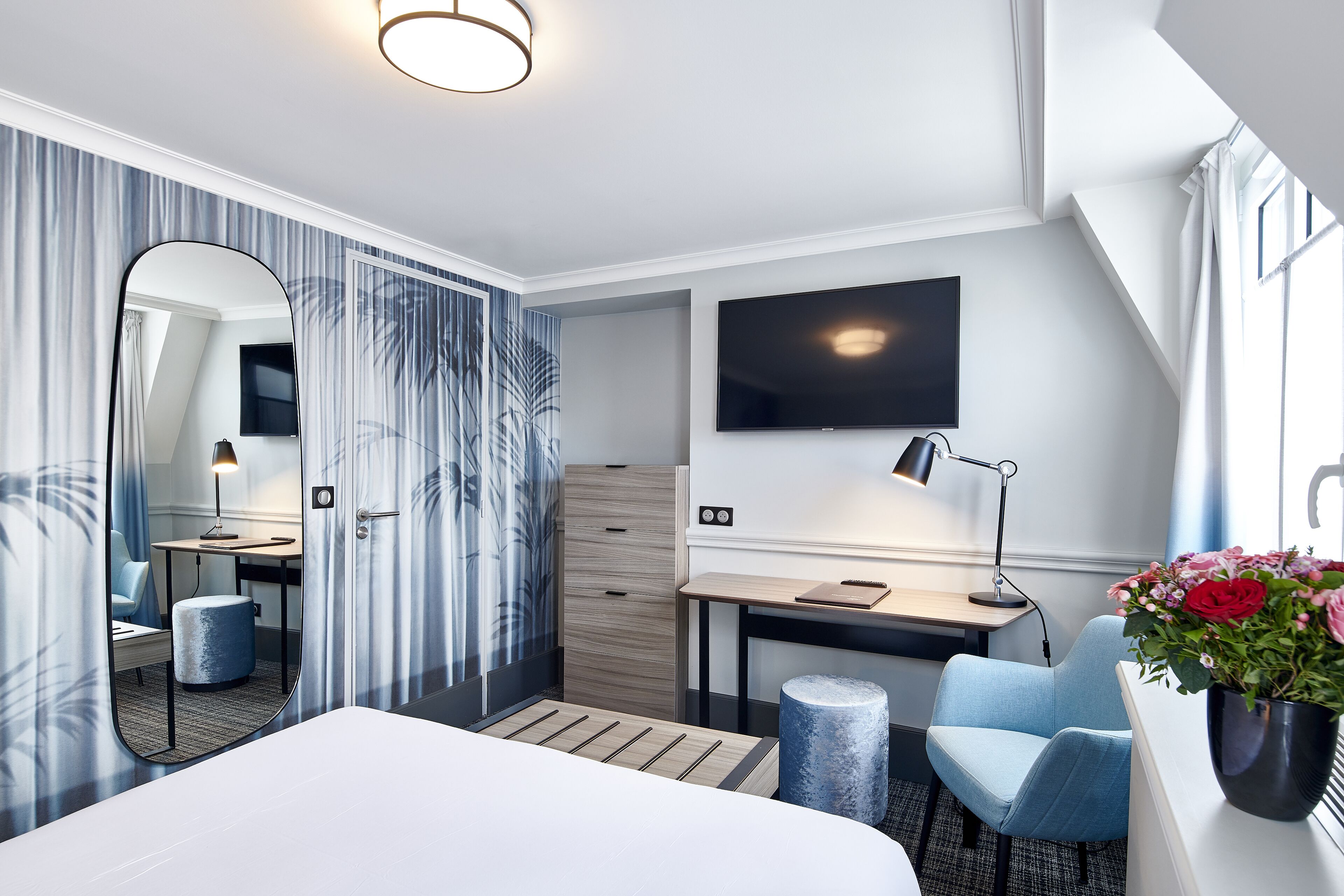 triple room (privilege) | in-room safe, desk, blackout curtains, soundproofing