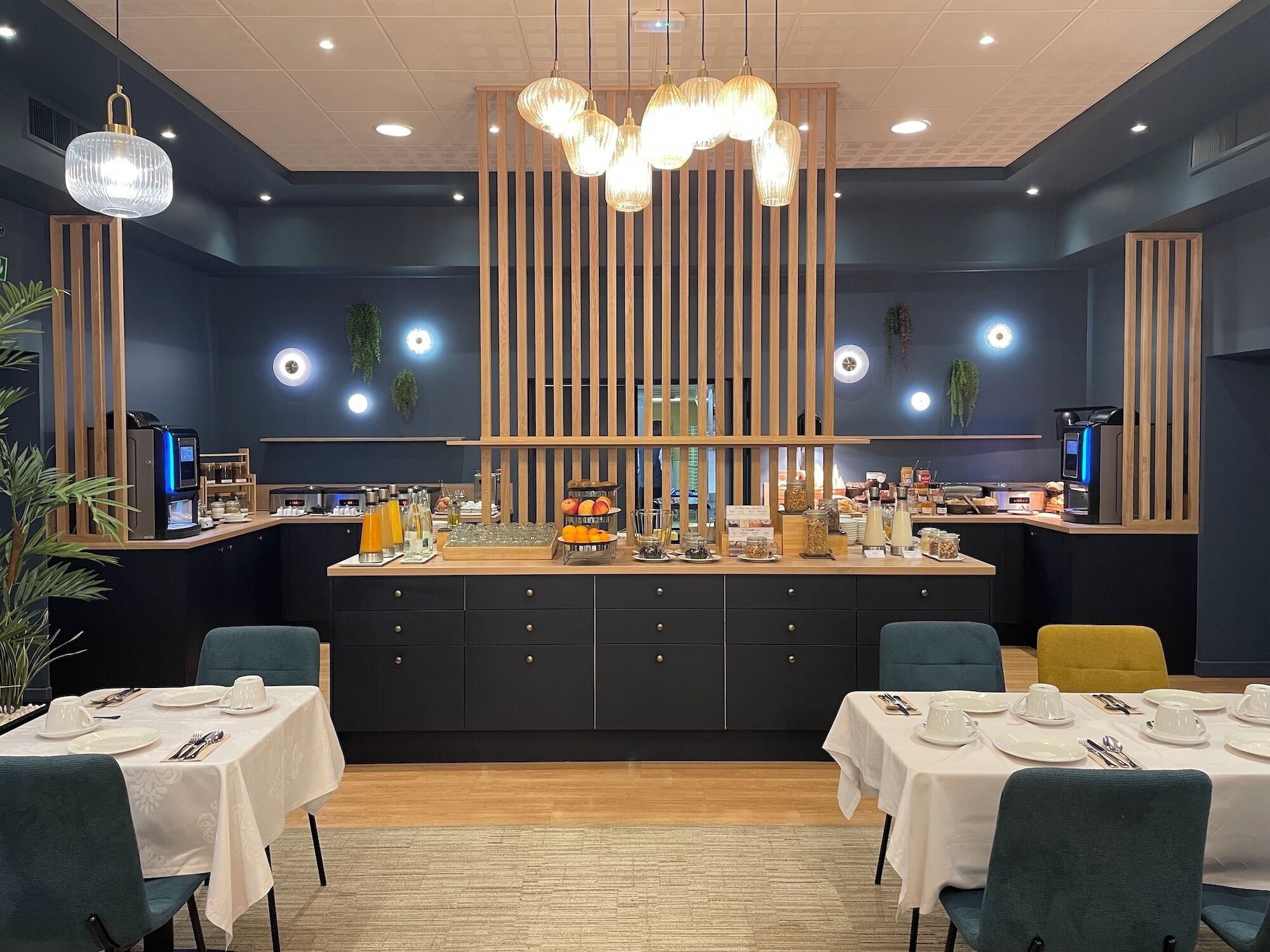 Bữa sáng buffet hàng ngày với phụ phí nhỏ 