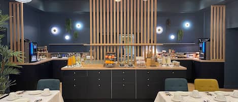 En moderne restaurant med et centralt barområde, trælameller og et varieret udvalg af mad og drikke.